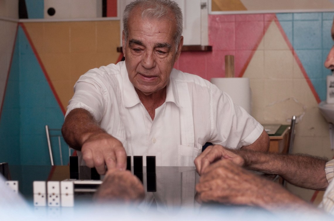 Alfonso Jorge Frías jugando al dominó en un local social del barrio donde nació, El Cabo. Foto de Sol Rincón Borobia, hecha con Nikon D300S.