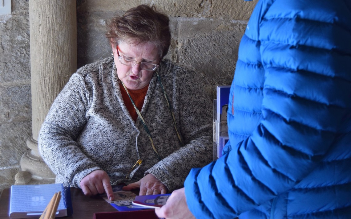Ofelia, cobrando la entrada a la iglesia del Santo Sepulcro.